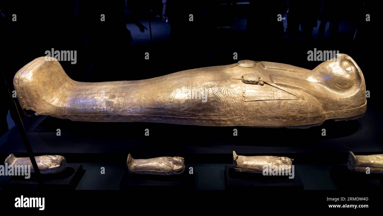 Parigi, Francia - 08 22 2023: Ramses II il grande, oro dei faraoni. La bara e le bare canopiche di Sheshonq II Foto Stock