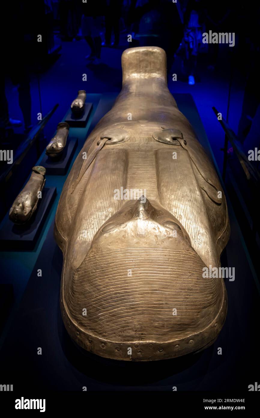 Parigi, Francia - 08 22 2023: Ramses II il grande, oro dei faraoni. La bara e le bare canopiche di Sheshonq II Foto Stock