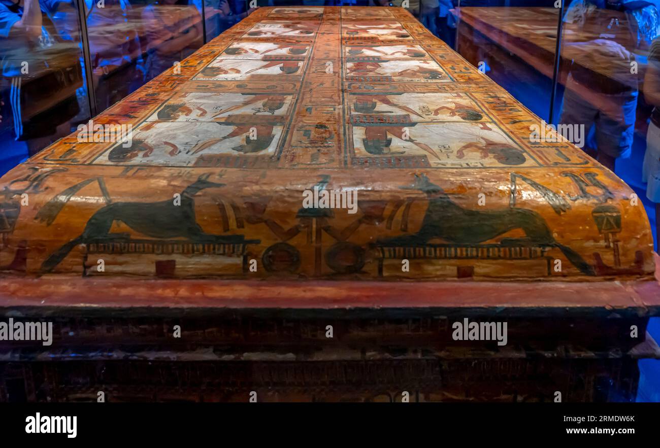 Parigi, Francia - 08 22 2023: Ramses II il grande, oro dei faraoni. Bara esterna di Sennedjem, con coperchio, su una slitta di legno Foto Stock