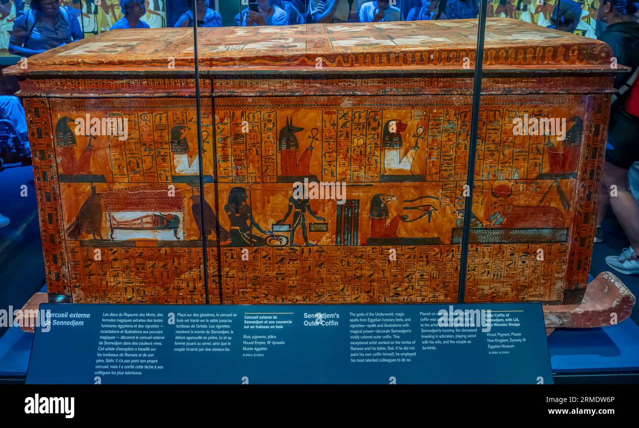 Parigi, Francia - 08 22 2023: Ramses II il grande, oro dei faraoni. Bara esterna di Sennedjem, con coperchio, su una slitta di legno Foto Stock
