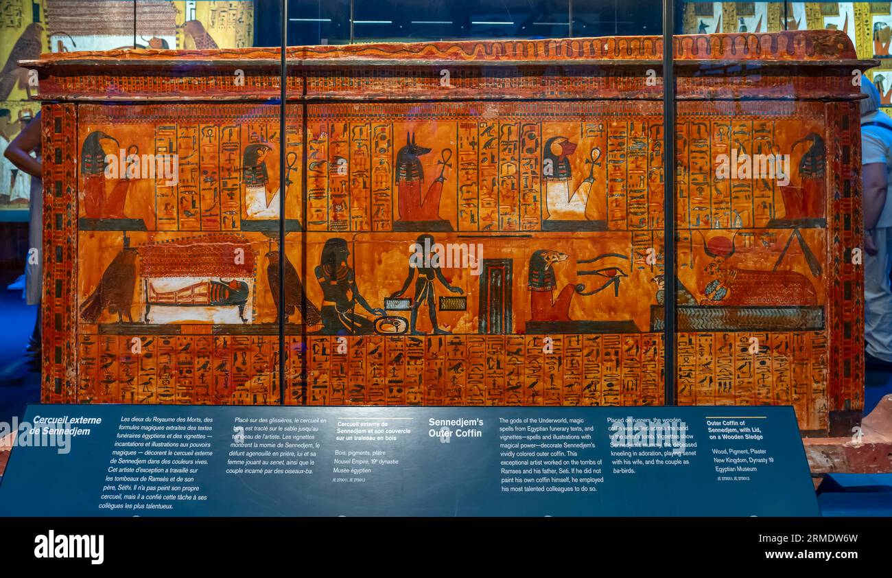 Parigi, Francia - 08 22 2023: Ramses II il grande, oro dei faraoni. Bara esterna di Sennedjem, con coperchio, su una slitta di legno Foto Stock