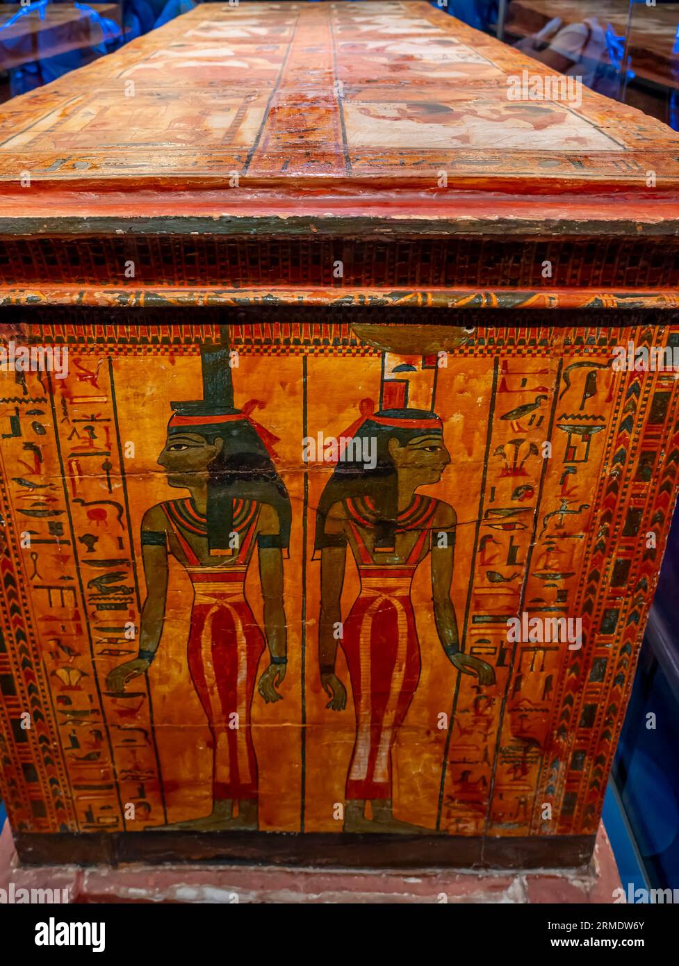 Parigi, Francia - 08 22 2023: Ramses II il grande, oro dei faraoni. Bara esterna di Sennedjem, con coperchio, su una slitta di legno Foto Stock