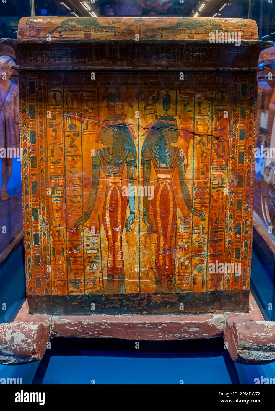 Parigi, Francia - 08 22 2023: Ramses II il grande, oro dei faraoni. Bara esterna di Sennedjem, con coperchio, su una slitta di legno Foto Stock