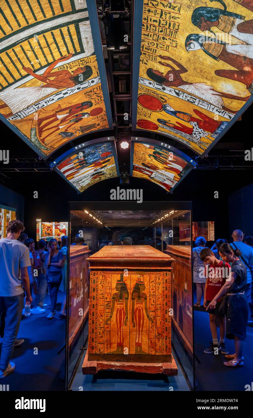 Parigi, Francia - 08 22 2023: Ramses II il grande, oro dei faraoni. Bara esterna di Sennedjem, con coperchio, su una slitta di legno Foto Stock