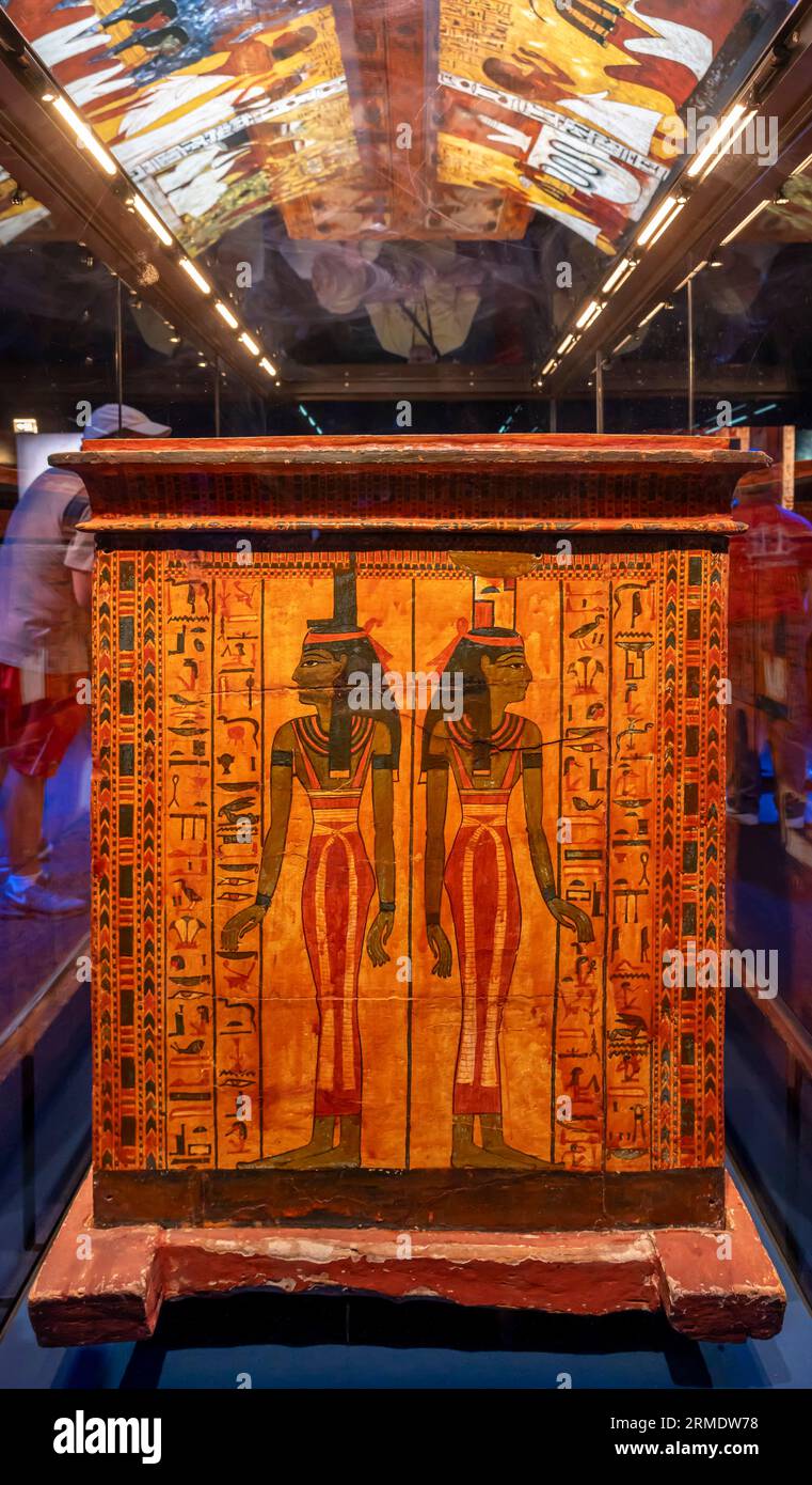 Parigi, Francia - 08 22 2023: Ramses II il grande, oro dei faraoni. Bara esterna di Sennedjem, con coperchio, su una slitta di legno Foto Stock