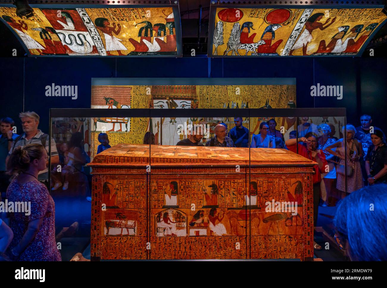 Parigi, Francia - 08 22 2023: Ramses II il grande, oro dei faraoni. Bara esterna di Sennedjem, con coperchio, su una slitta di legno Foto Stock