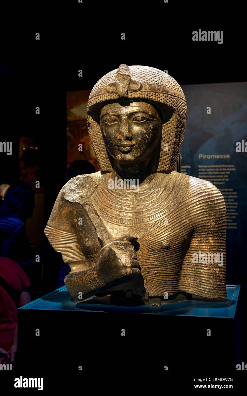 Parigi, Francia - 08 22 2023: Ramses II il grande, oro dei faraoni. Parte superiore di una statua di Ramses II che regge lo scettro heka Foto Stock