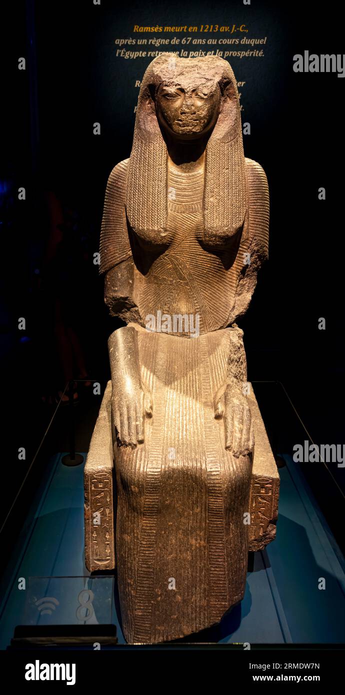 Parigi, Francia - 08 22 2023: Ramses II il grande, oro dei faraoni. Statua della Regina Tuya Foto Stock