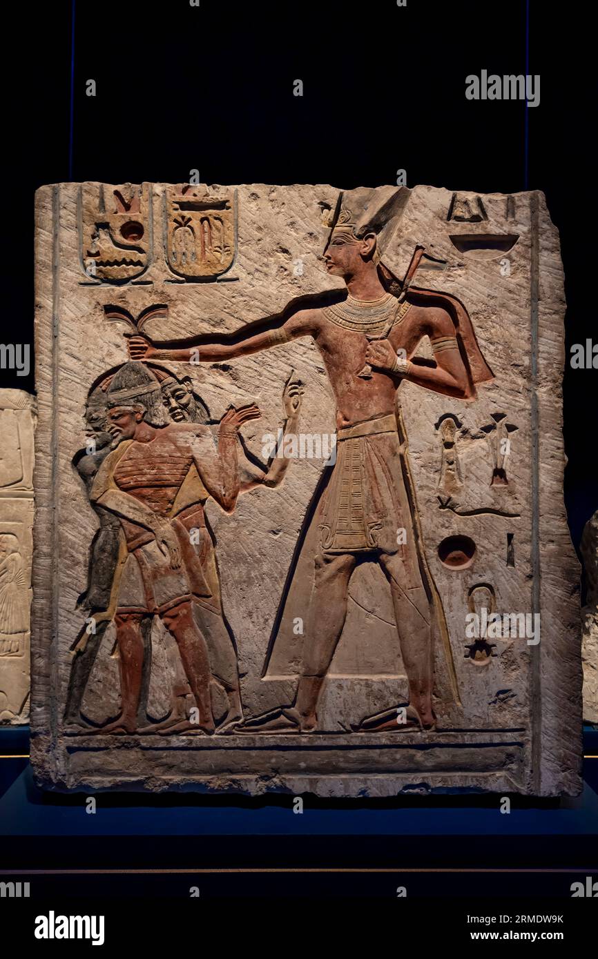 Parigi, Francia - 08 22 2023: Ramses II il grande, oro dei faraoni. Ramses II massacrando i suoi eserciti Foto Stock