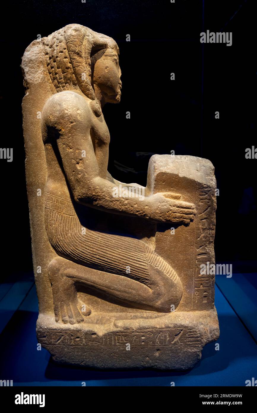 Parigi, Francia - 08 22 2023: Ramses II il grande, oro dei faraoni. Statua di Khaemwaset con una figura di Ptah Foto Stock