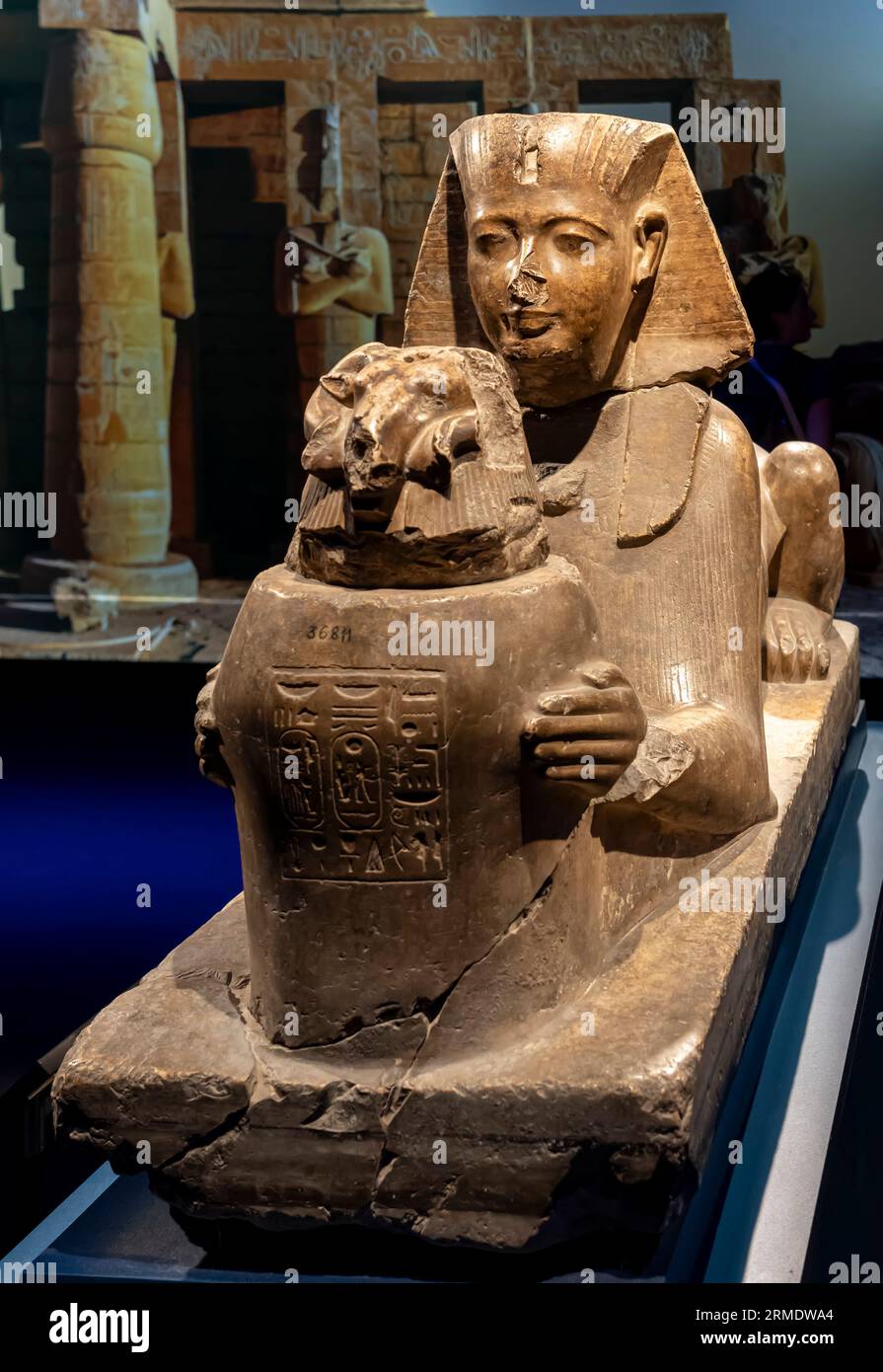 Parigi, Francia - 08 22 2023: Ramses II il grande, oro dei faraoni. Statua di Ramses II come sfinge che offre un vaso con testa RAM Foto Stock