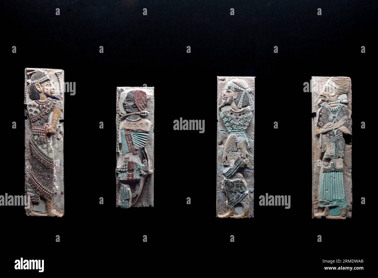 Parigi, Francia - 08 22 2023: Ramses II il grande, oro dei faraoni. Ritratti su piastrelle multicolori Foto Stock