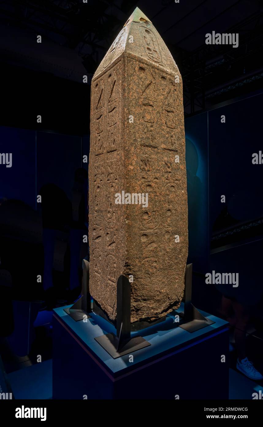 Parigi, Francia - 08 22 2023: Ramses II il grande, oro dei faraoni. Parte superiore di un obelisco iscritto per Ramses II Foto Stock