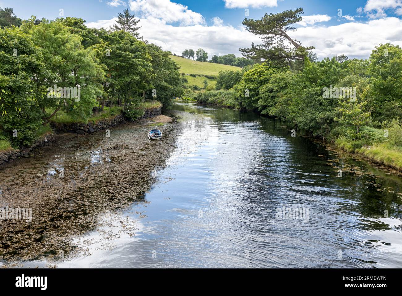 Fiume Glendun (fiume Dun) da Cushendun, Ponte, Cushendun, Antrim, Irlanda del Nord, REGNO UNITO Foto Stock