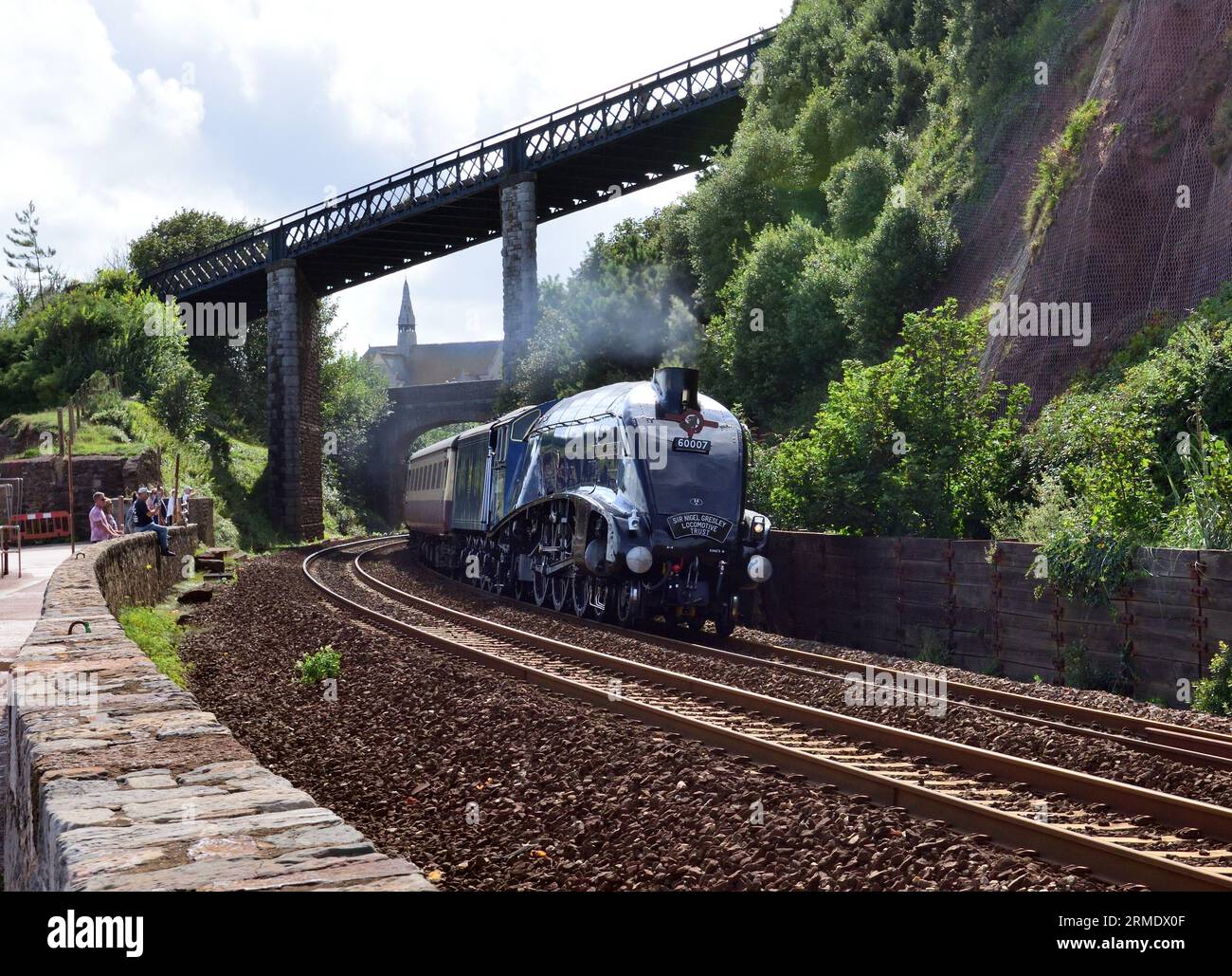 LNER Classe A4 Pacific No 60007 Sir Nigel Gresley che passa attraverso Teignmouth con il tratto di ritorno dell'English Riviera Express. Foto Stock