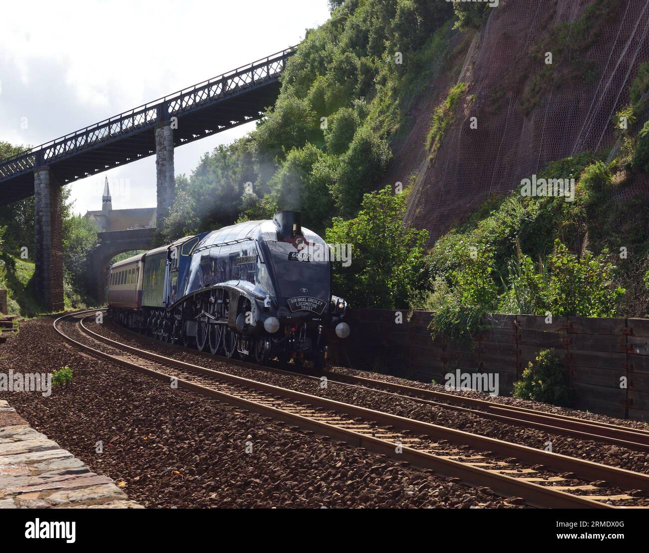LNER Classe A4 Pacific No 60007 Sir Nigel Gresley che passa attraverso Teignmouth con il tratto di ritorno dell'English Riviera Express. Foto Stock