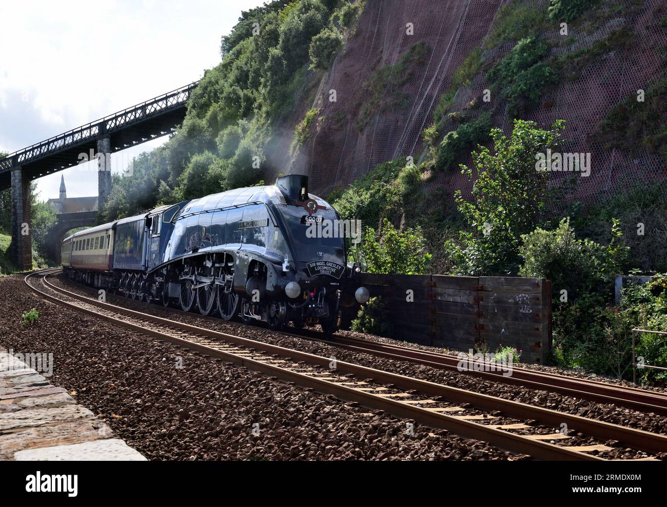 LNER Classe A4 Pacific No 60007 Sir Nigel Gresley che passa attraverso Teignmouth con il tratto di ritorno dell'English Riviera Express. Foto Stock