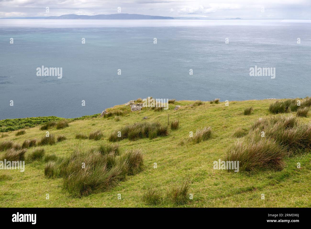 Vista del Mull of Kintyre in Scozia da Torr Head, Antrim, Irlanda del Nord, Regno Unito - giorno di pioggia Foto Stock