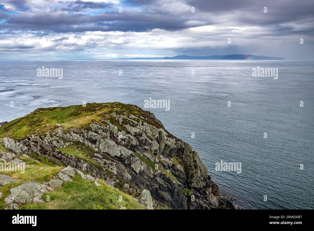 Mull of Kintyre Scozia da Torr Head, Antrim, Irlanda del Nord, Regno Unito - giorno delle piogge Foto Stock