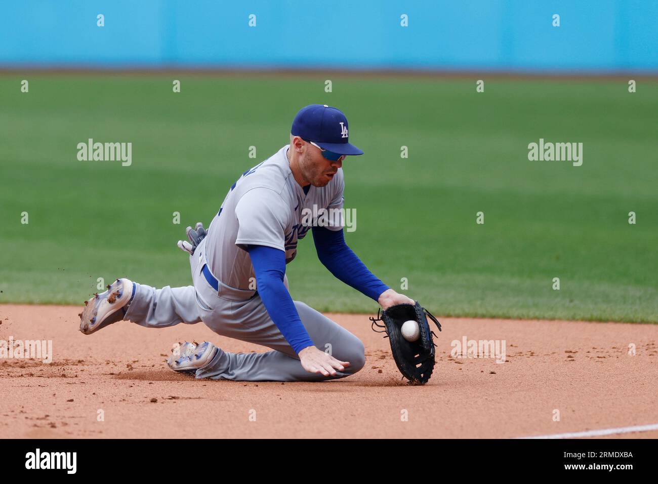 CLEVELAND, OH - 24 AGOSTO: Il primo base dei Los Angeles Dodgers Freddie Freeman (5) schiaccia una palla di terra durante la seconda partita di un double header contro i Cleveland Guardians il 24 agosto 2023 al Progressive Field di Cleveland, Ohio. (Joe Robbins/immagine dello sport) Foto Stock