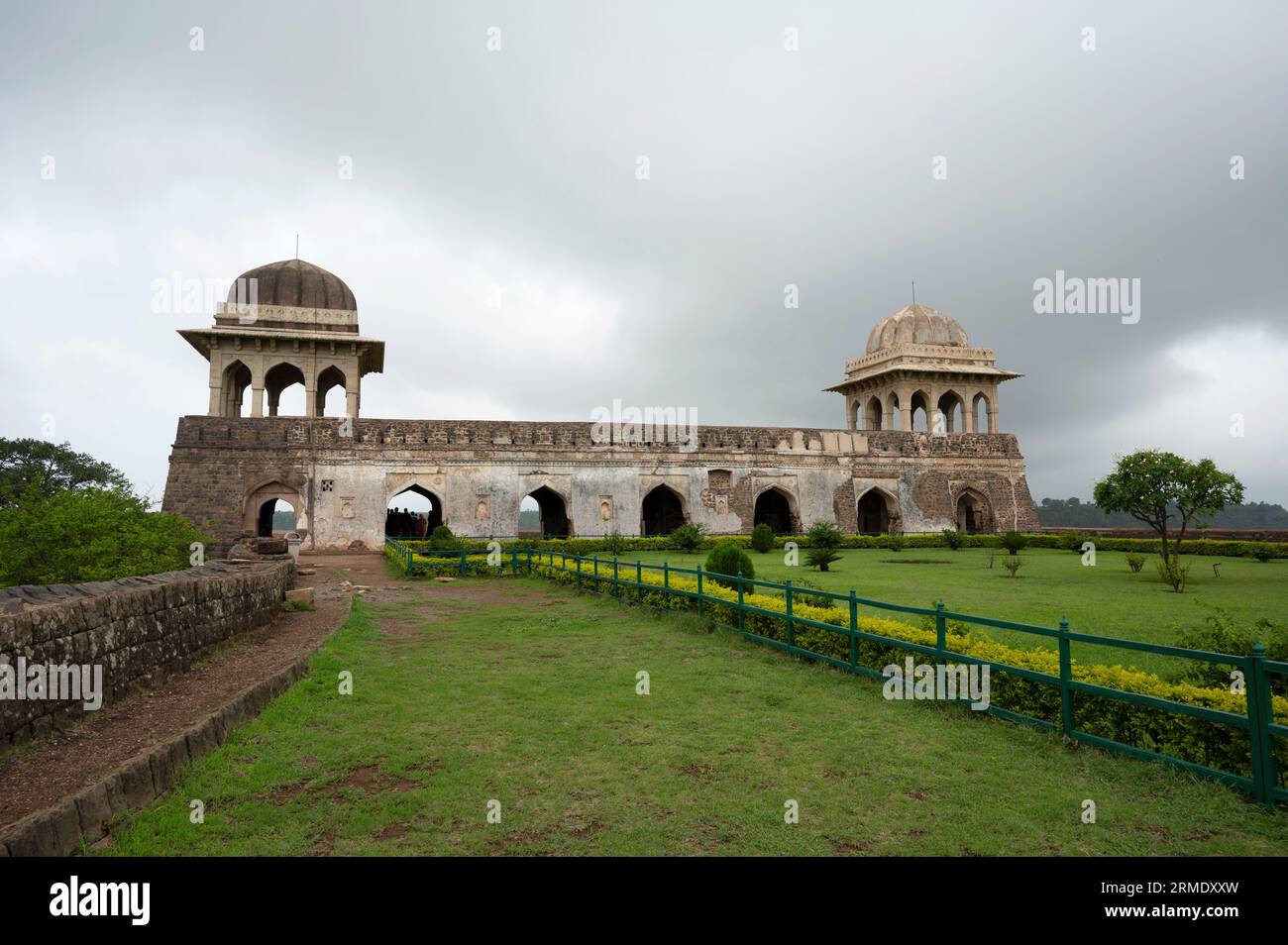 Il Padiglione Rani Rupmati costruito sul bordo del precipizio che domina la Valle di Nimar era originariamente una torre di guardia situata a Mandu, Madhya Pradesh Foto Stock