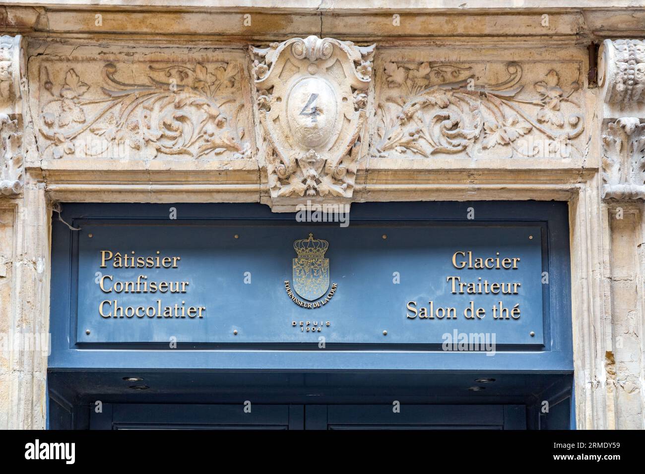 Metz, Francia - 23 gennaio 2022: Insegna e ingresso della pasticceria Fournisseur de la Cour in Piazza Saint Jacques a Metz, Francia. Foto Stock