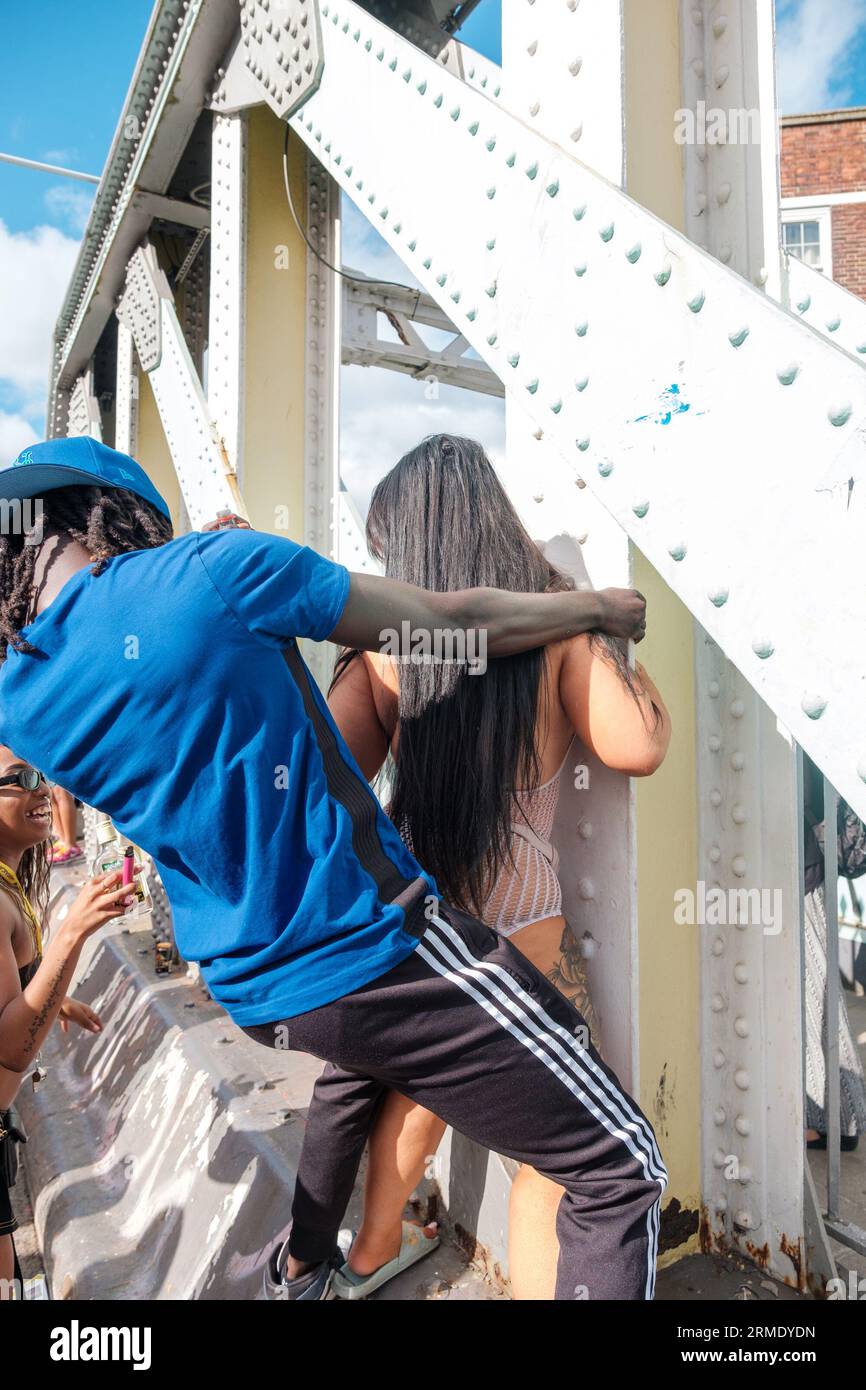 Notting Hill Carnival 2023 Children's Day cattura i bambini in costumi colorati, danzando secondo ritmi culturali con pura delizia, Londra, Regno Unito, 27/08/2023 Ehimetalor Unuabona/Alamy Live News Foto Stock