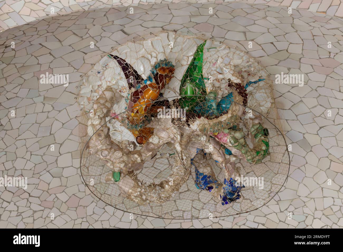 Mosaico del soffitto del sole in Park Guell di Antonio Gaudi Foto Stock