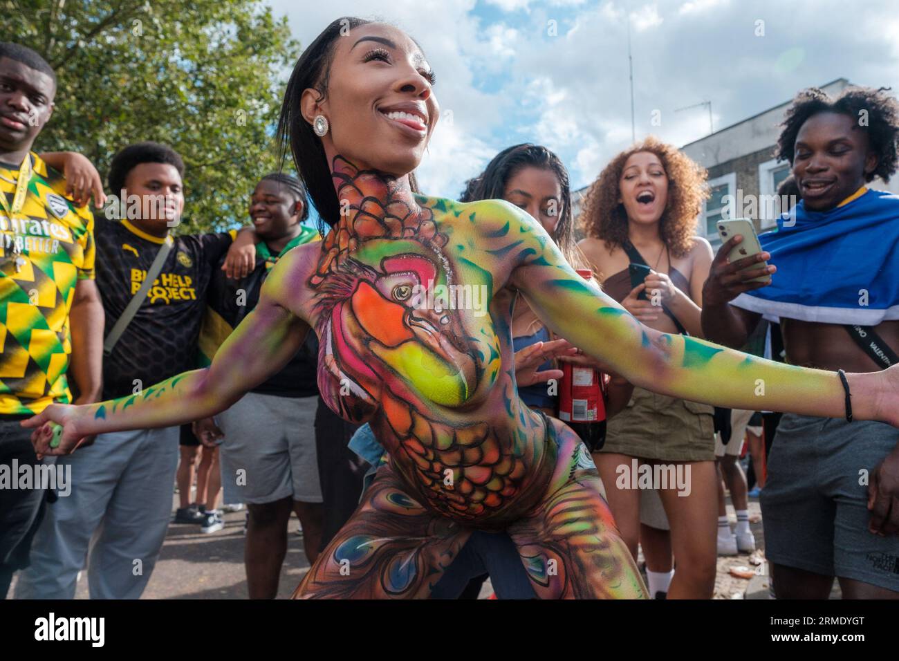 Notting Hill Carnival 2023 Children's Day cattura i bambini in costumi colorati, danzando secondo ritmi culturali con pura delizia, Londra, Regno Unito, 27/08/2023 Ehimetalor Unuabona/Alamy Live News Foto Stock