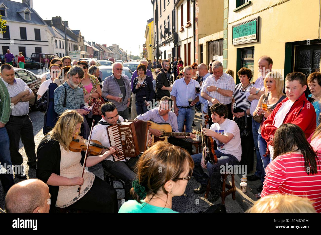 Musica tradizionale irlandese all'esterno del Patsy Dans Pub a Dunfanaghy, Sheephaven Bay, contea di Donegal, Irlanda Foto Stock