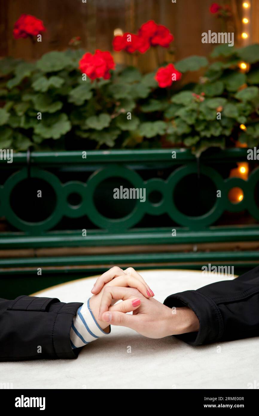 Incontri di coppia in un caffè di strada parigino Foto Stock