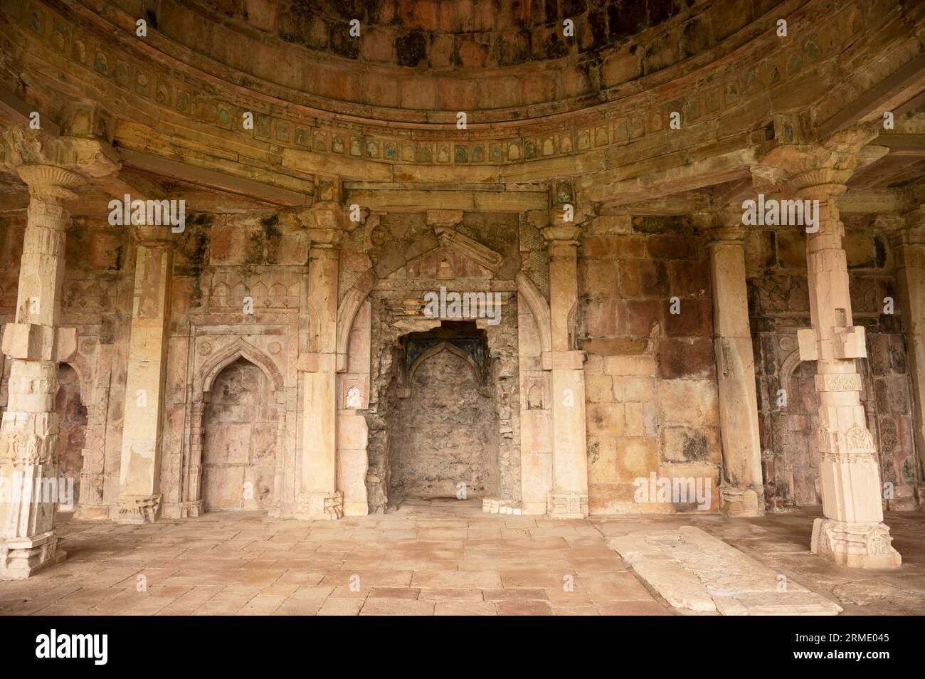 Colonne scolpite all'interno della moschea Malik Mughith, costruita nel 1452, appartiene alla prima fase dell'architettura Mulsim a Malwa, Mandu, Madhya Pradesh, Foto Stock