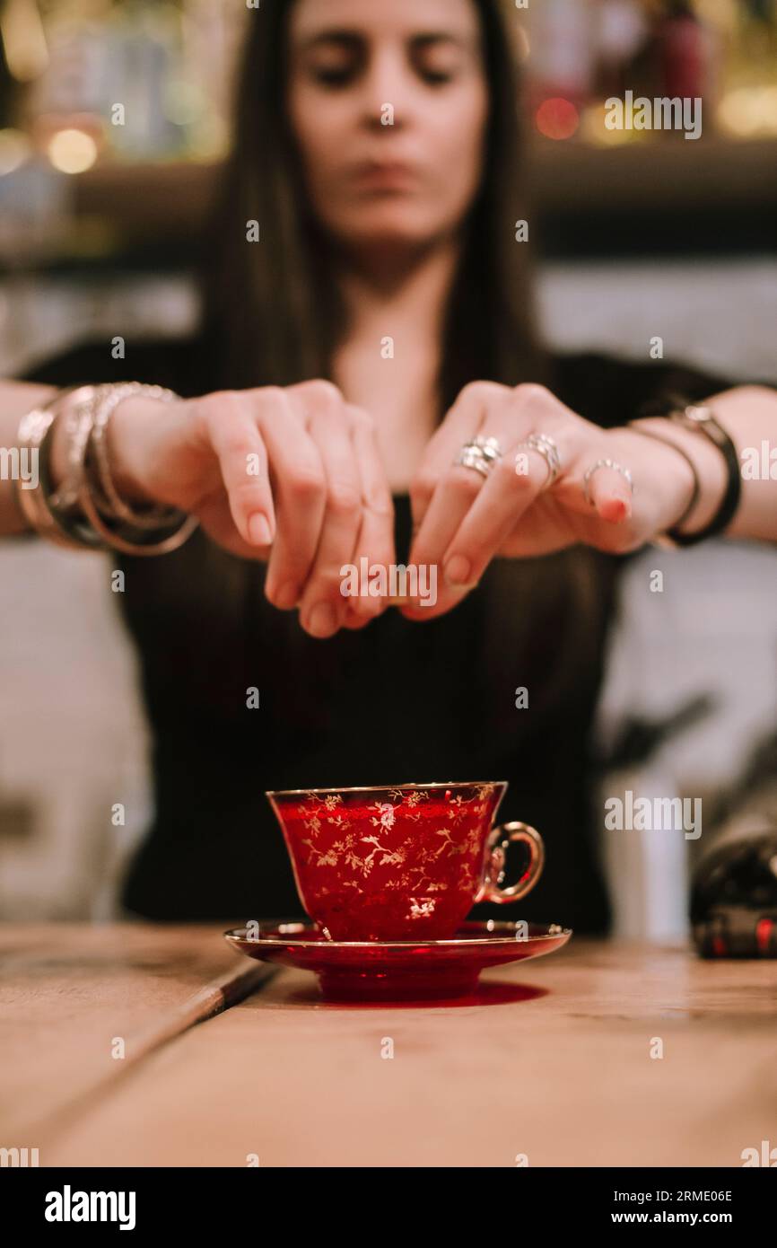 La giovane barwoman prepara un cocktail alcolico al bar Foto Stock