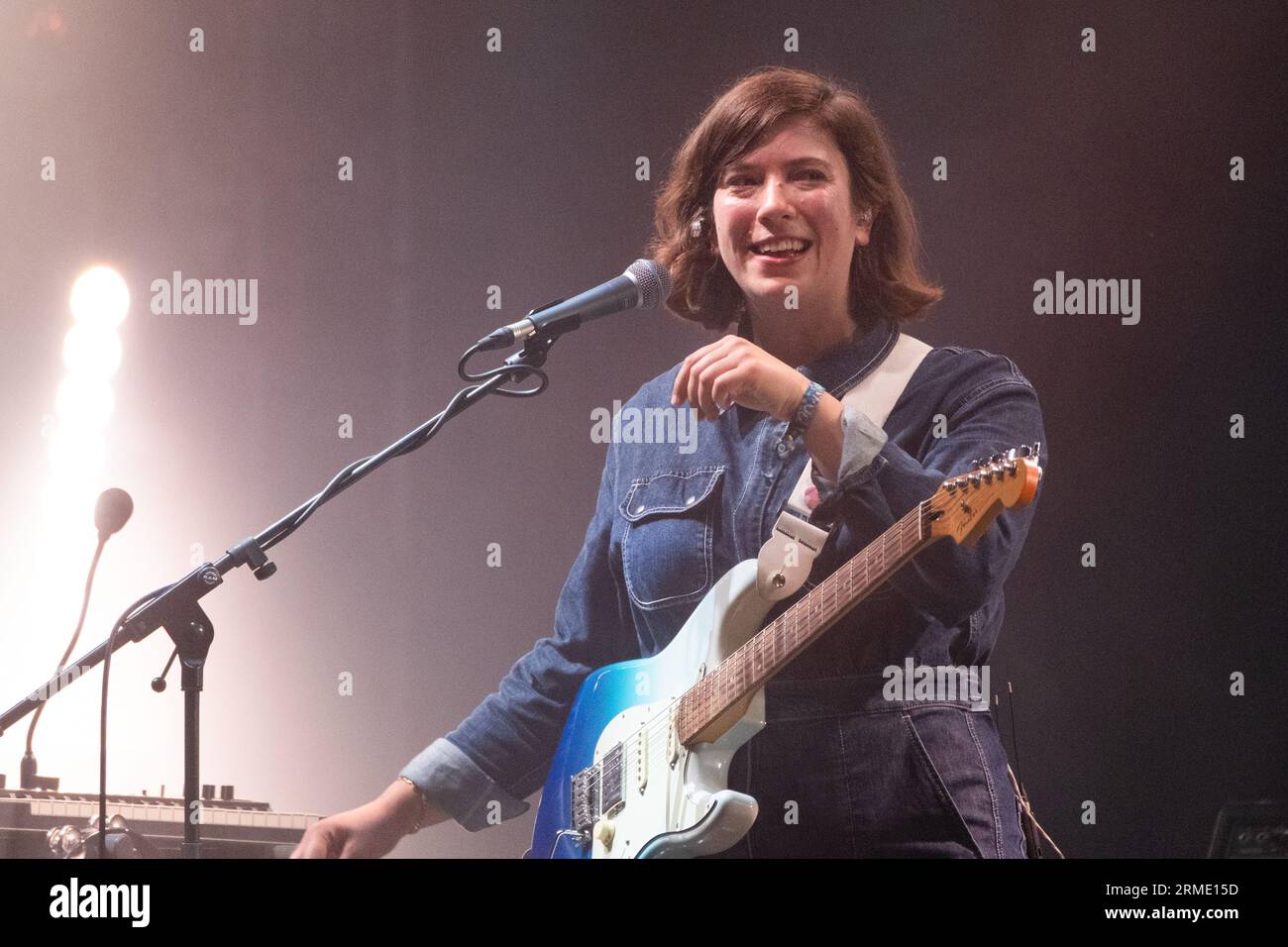 Poppy Hankin della band Indie pop GIRL RAY che si esibisce al Green Man Festival in Galles, Regno Unito, agosto 2023. Foto: Rob Watkins Foto Stock