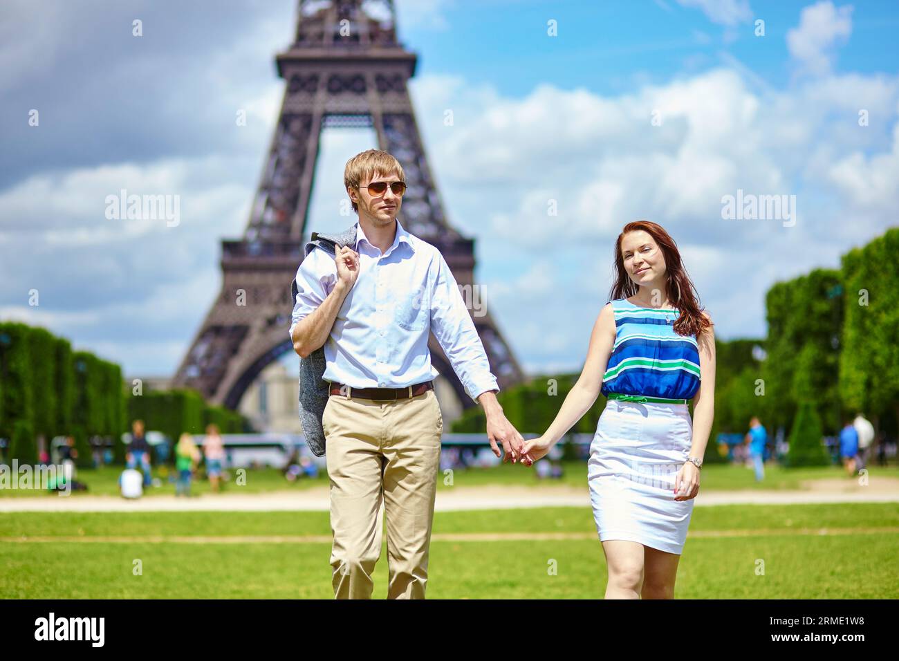 Romantica coppia che cammina a Parigi vicino alla Torre Eiffel Foto Stock