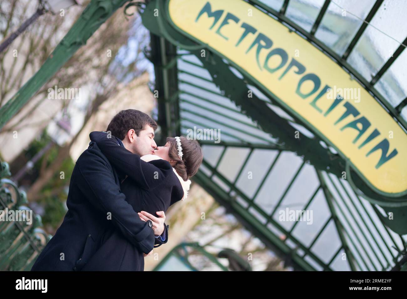 Un paio di baci sotto il cartello della metropolitana a Parigi Foto Stock