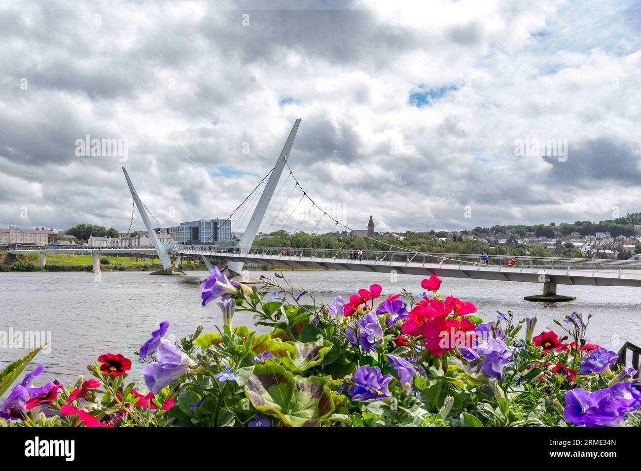 Peace Bridge, DerryLondonderry, Irlanda del Nord, Regno Unito Foto Stock