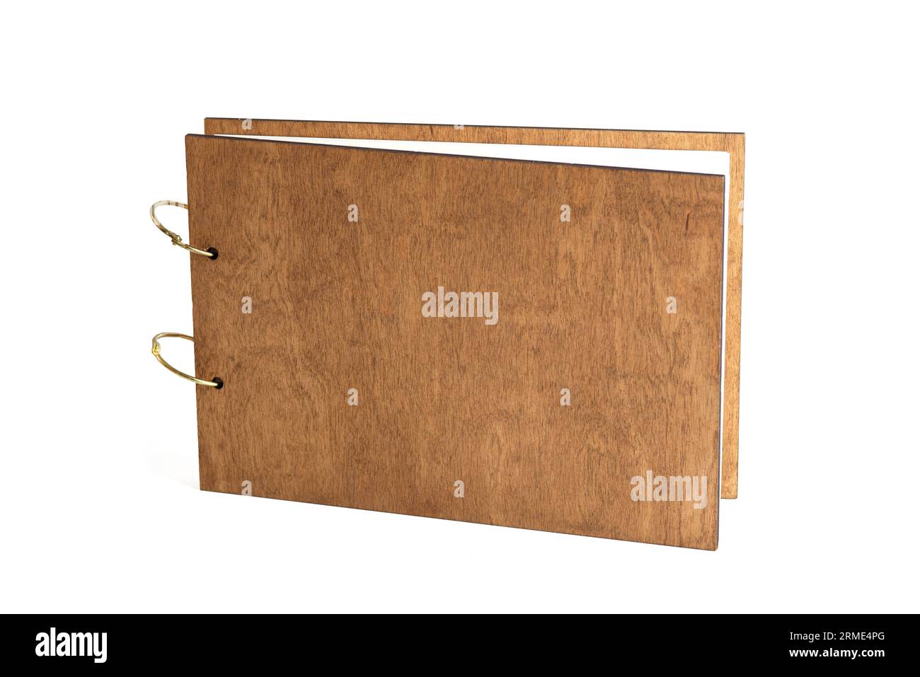 Album fotografico in legno con copertina rigida isolato su sfondo bianco. Promozione della stampa di foto dal servizio fotografico. Foto Stock