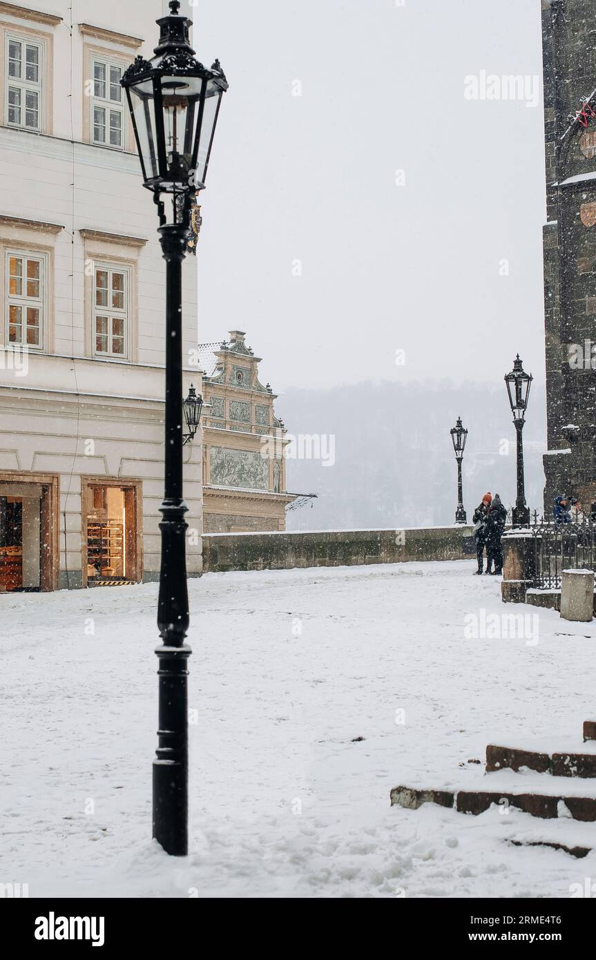 I turisti la mattina presto e le luci della panetteria. Foto Stock