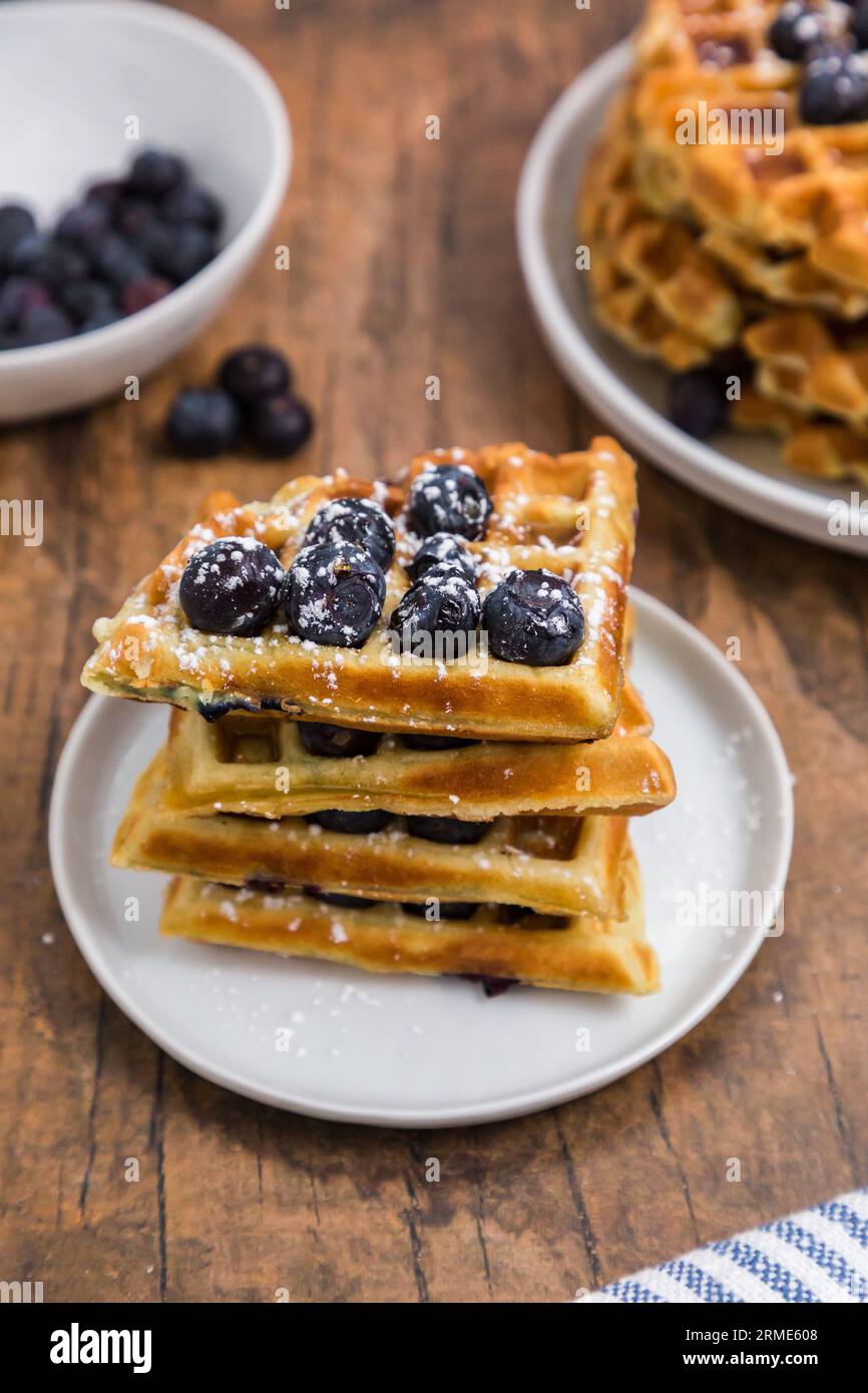 Waffle belgi al mirtillo placcati al caffè Foto Stock