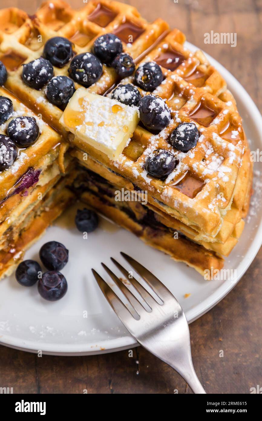 Waffle belgi ai mirtilli con sciroppo Foto Stock
