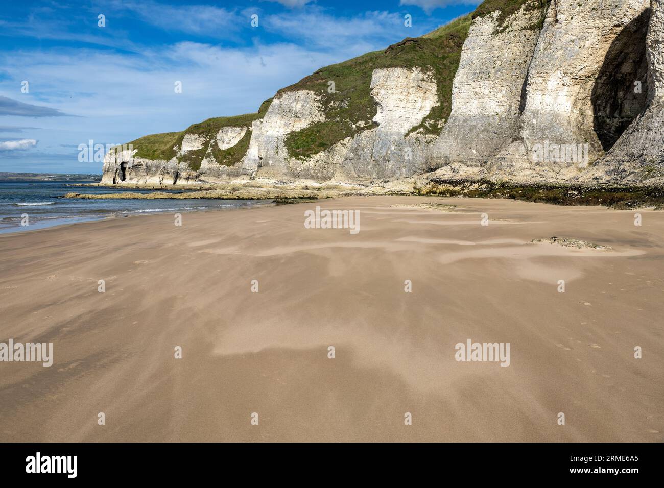 Sabbia, sentiero sulla scogliera White Rocks, Portstewart Strand, (spiaggia), Portstewart, County Londonderry, Irlanda del Nord, Regno Unito Foto Stock