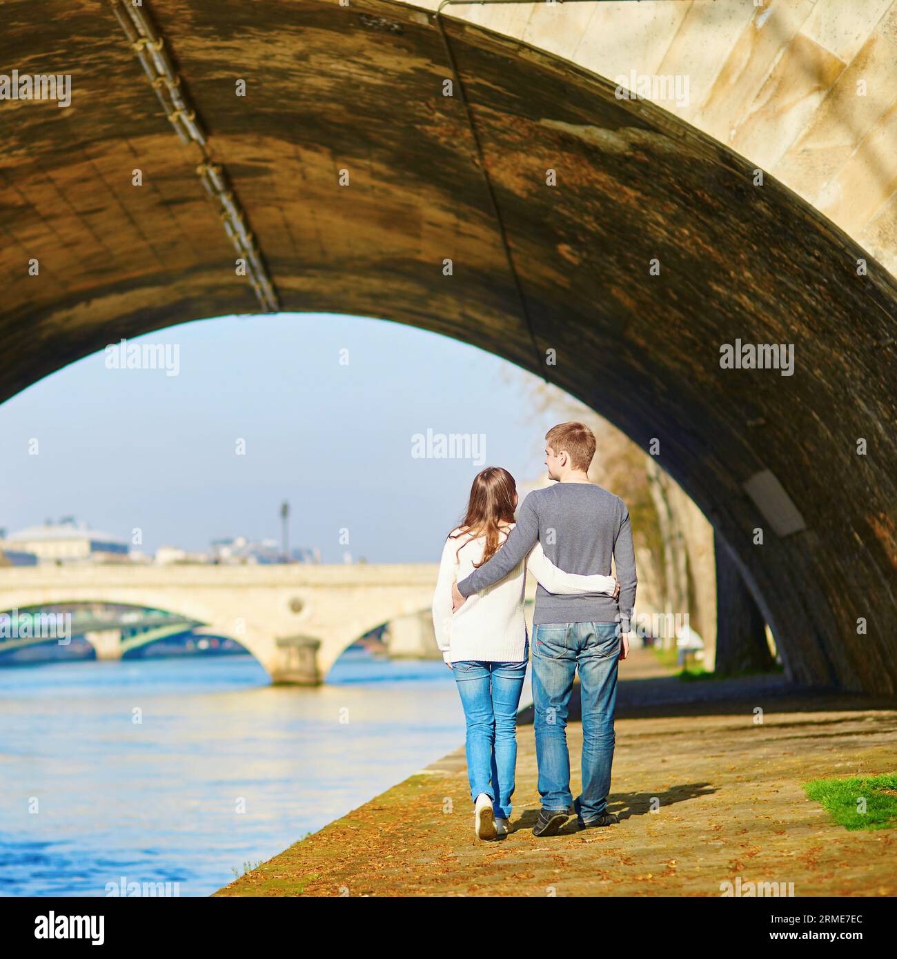 Bella coppia romantica a Parigi che cammina lungo la Senna in una bella giornata primaverile o estiva Foto Stock