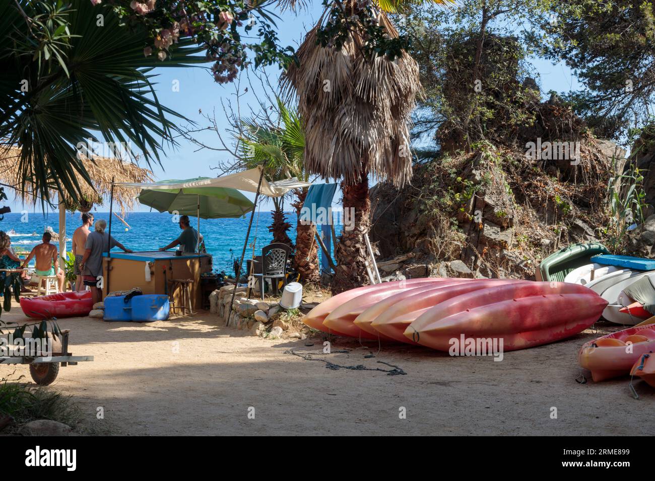 Urbanizacion Martossa, Spagna - 14 agosto 2023 Tropical Beachside Water Equipment Rentals in Costa Brava, Spagna Foto Stock