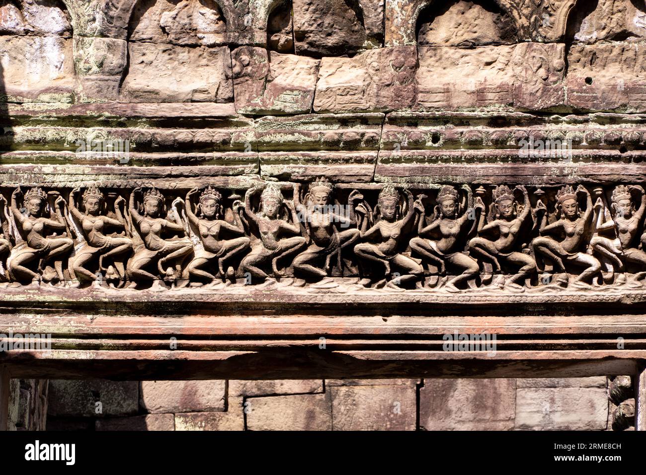 Intagli sulle pareti dell'antico tempio di Angkor Wat di Khmer Wome Foto Stock