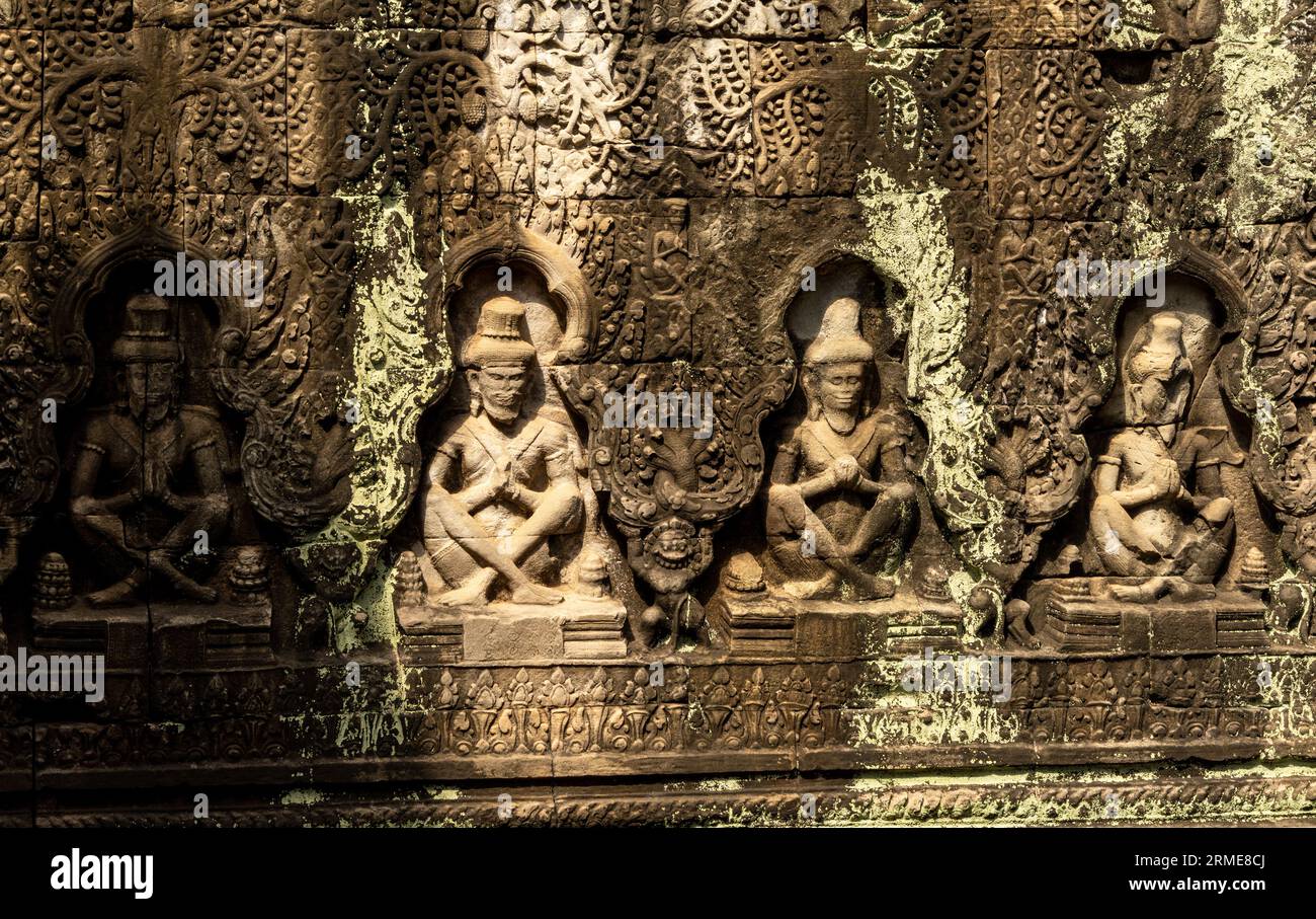 Immagini di guerrieri scolpiti nella pietra dei templi di Angko Foto Stock