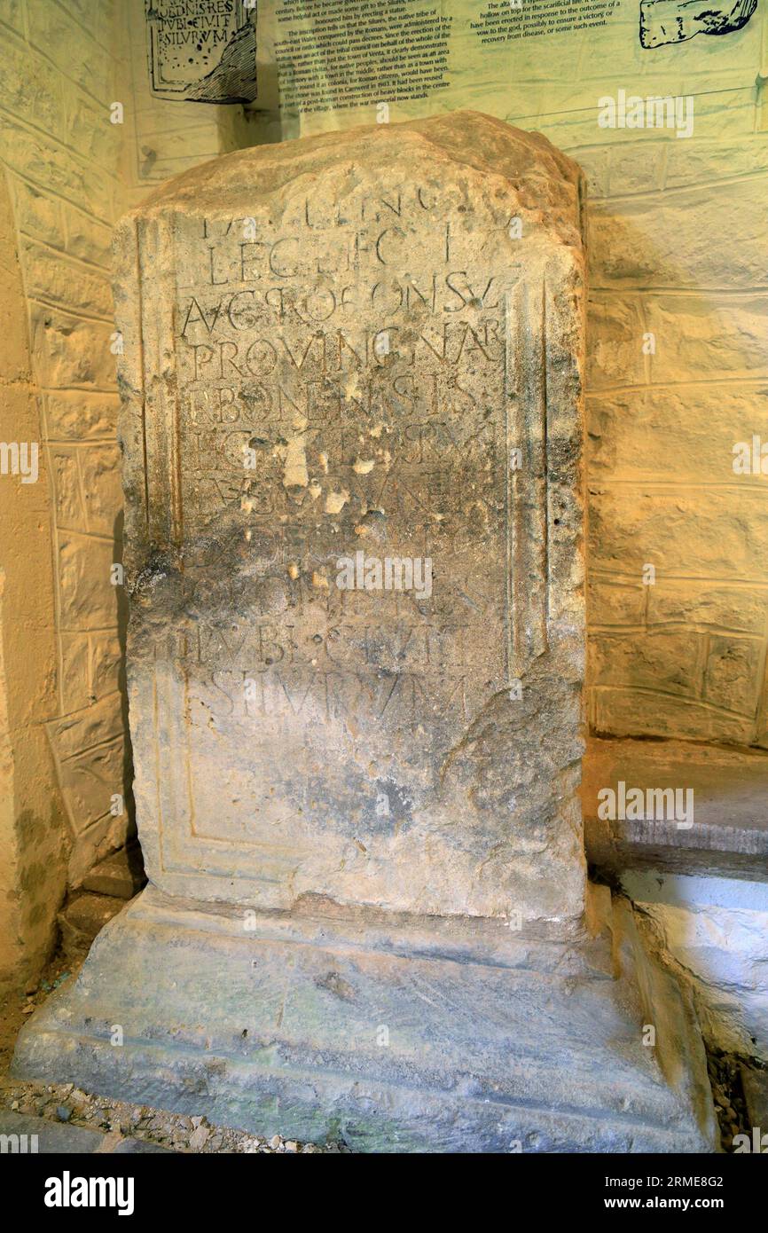 La pietra di Paulinus, i resti romani, la chiesa di St Steven & St Tathan, il villaggio di Caerwent, Monmouthshire, Galles del Sud Foto Stock