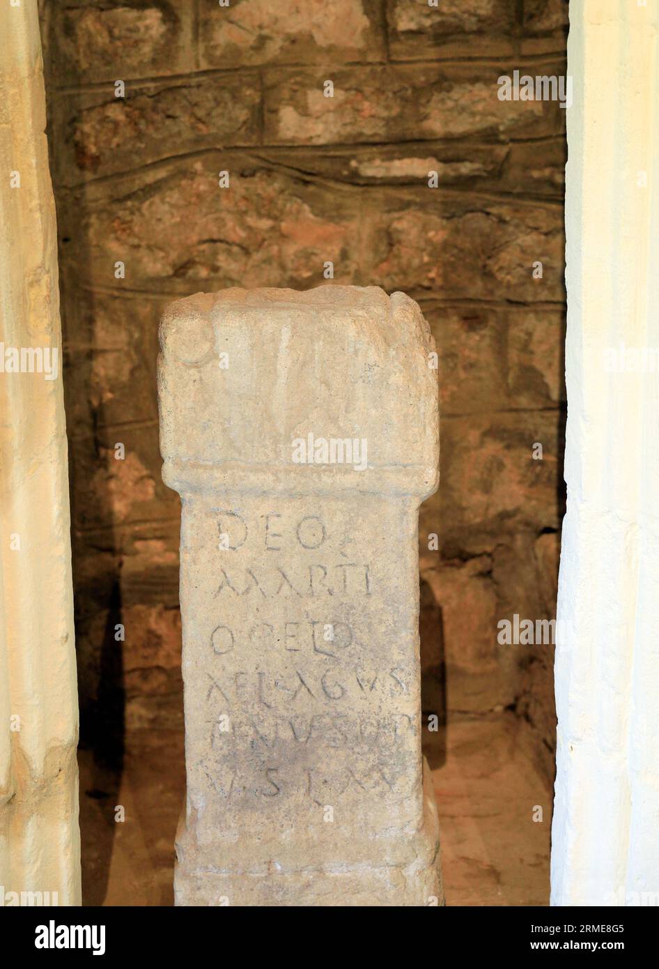 Pietra d'altare romana, chiesa parrocchiale di St Stephans e St Tathan, Caerwent, Monmouthshire, Galles del Sud. Foto Stock