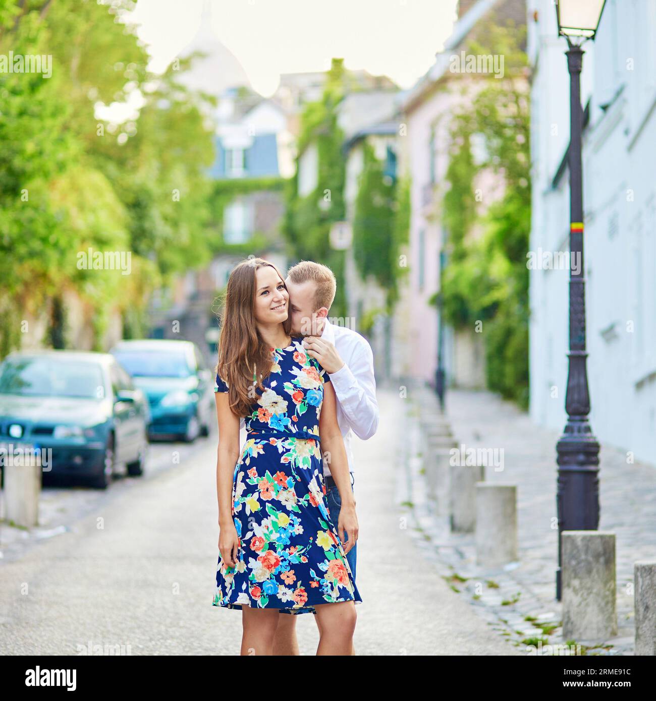 Coppia romantica insieme a Parigi a piedi su Montmartre Foto Stock