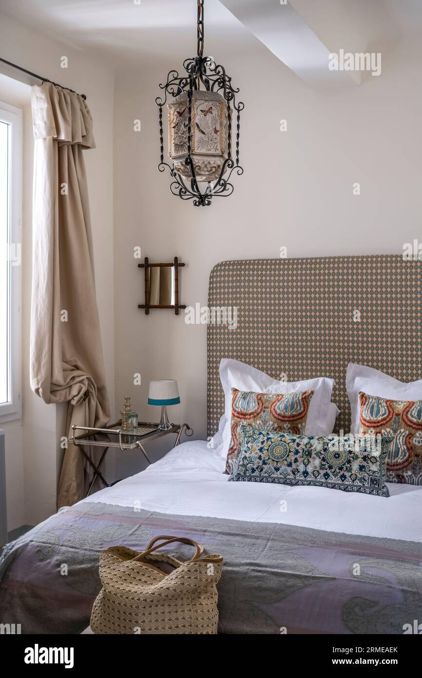 Carrelli per bevande riadattati con pezzi orientali e francesi nella camera da letto di Cotignac, Var, Francia. Foto Stock